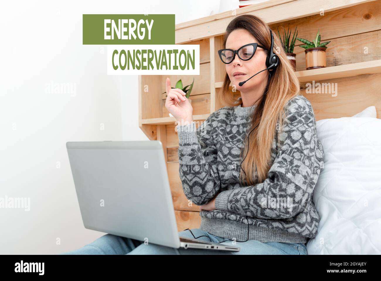 Didascalia concettuale Energy Conservation, parola per la riduzione della quantità di energia consumata in un processo studente imparare nuove cose online, casual in Foto Stock