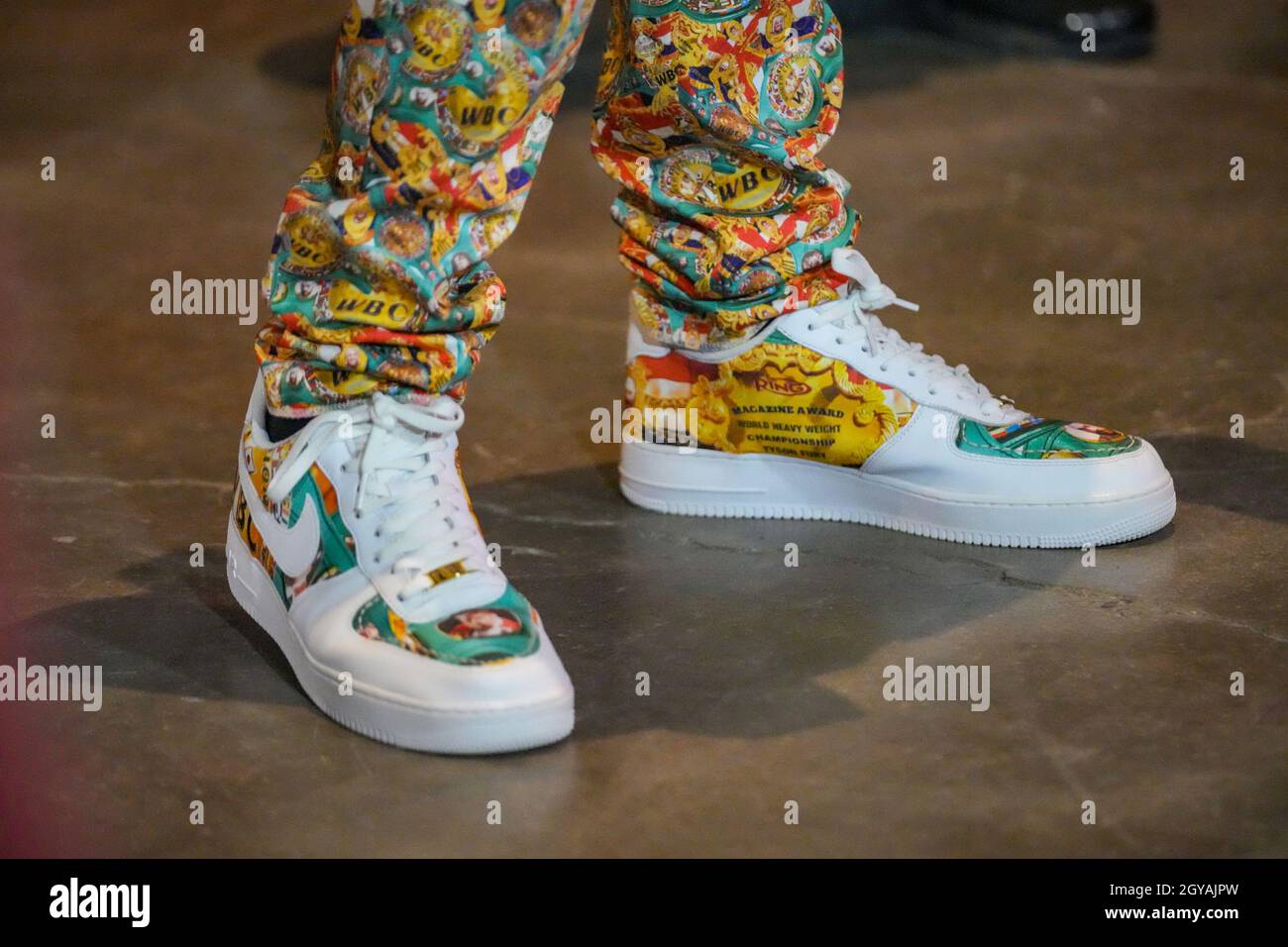 Las Vegas, NV, Stati Uniti. 06 ottobre 2021. LAS VEGAS, NV - 6 OTTOBRE: Tyson Fury, nella sua tuta personalizzata WBC, Mostra la sua Nike Air Force One personalizzata mentre si pone per ulteriori foto e bussa a poche ultime interviste durante la conferenza stampa ufficiale per il bout di questo fine settimana alla MGM Grand Garden Arena per Tyson Fury vs Deontay Wilder III | CONFERENZA STAMPA FINALE il 6 ottobre, 2021 a Las Vegas, NV, Stati Uniti. (Foto di Louis Grasse/PxImages) Credit: PX Images/Alamy Live News Foto Stock