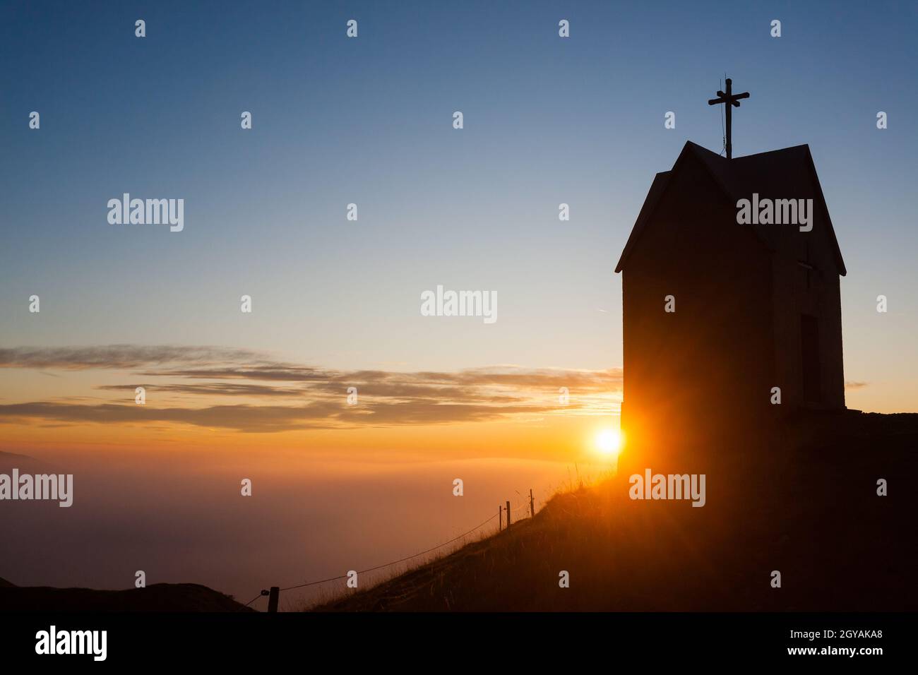 Alba alla piccola chiesa, Monte Grappa paesaggio, Italia. Alpi italiane panorama Foto Stock
