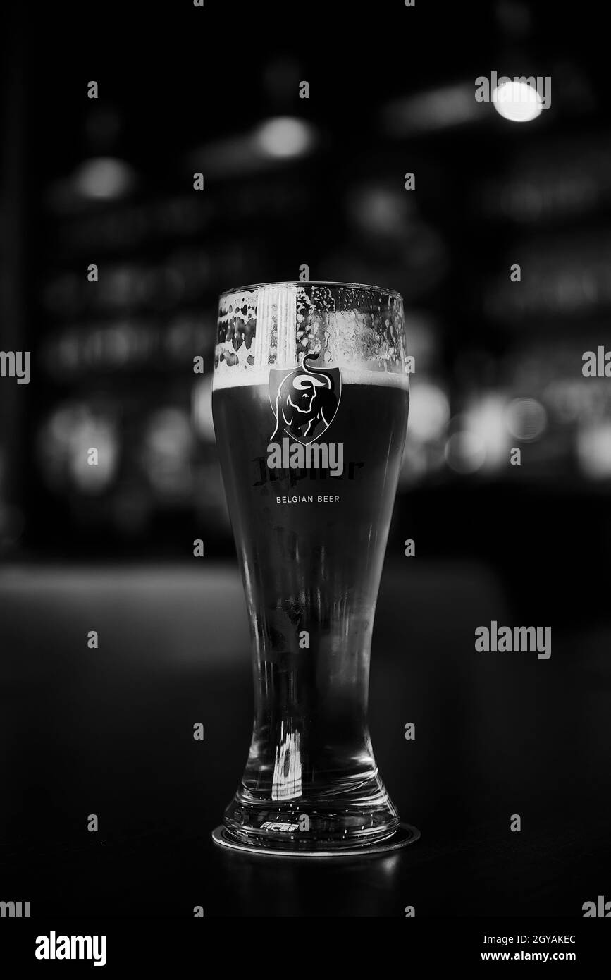 Bicchiere di birra belga Jupiler, bicchiere di birra su un tavolo in un bar su sfondo bokeh sfocato. San Pietroburgo, Russia, 19,06,2021. Foto Stock