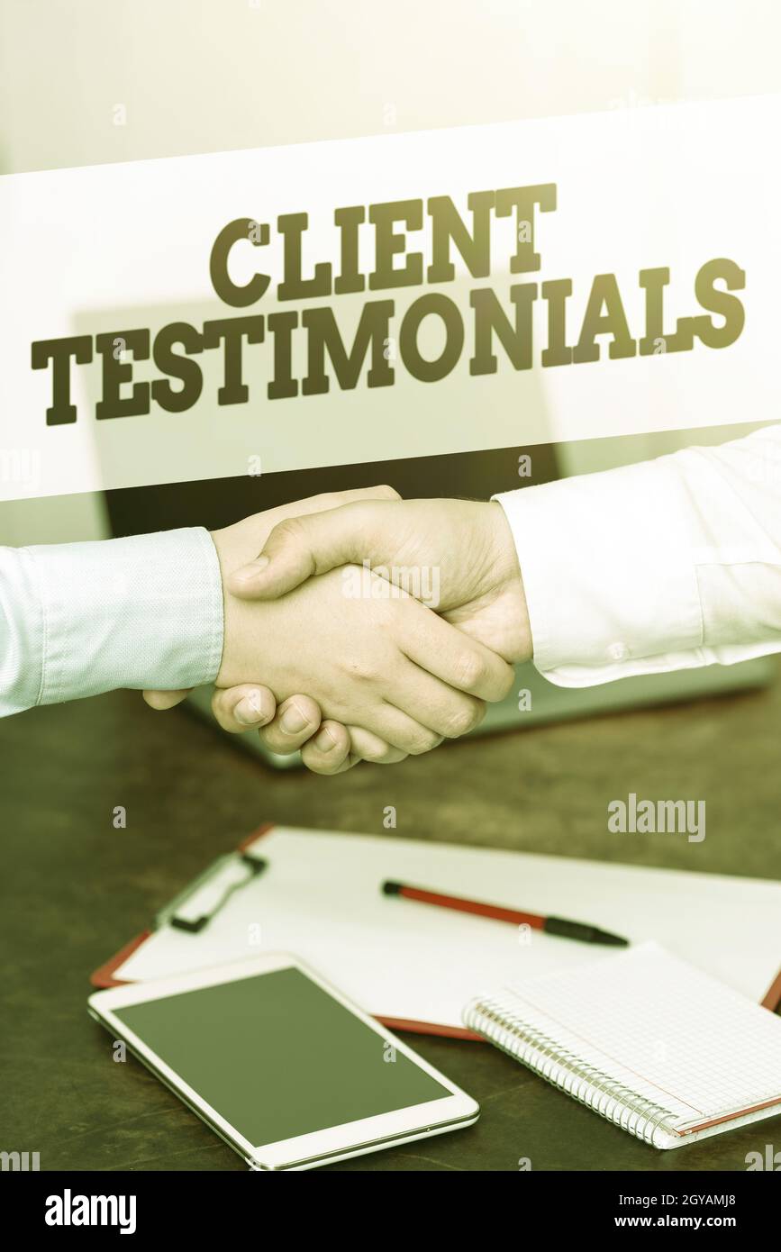 Testo della scrittura Testimonianze del cliente, parola per la raccomandazione scritta da un cliente soddisfatto due professionisti bene-vestiti uomini d'affari aziendali ha Foto Stock