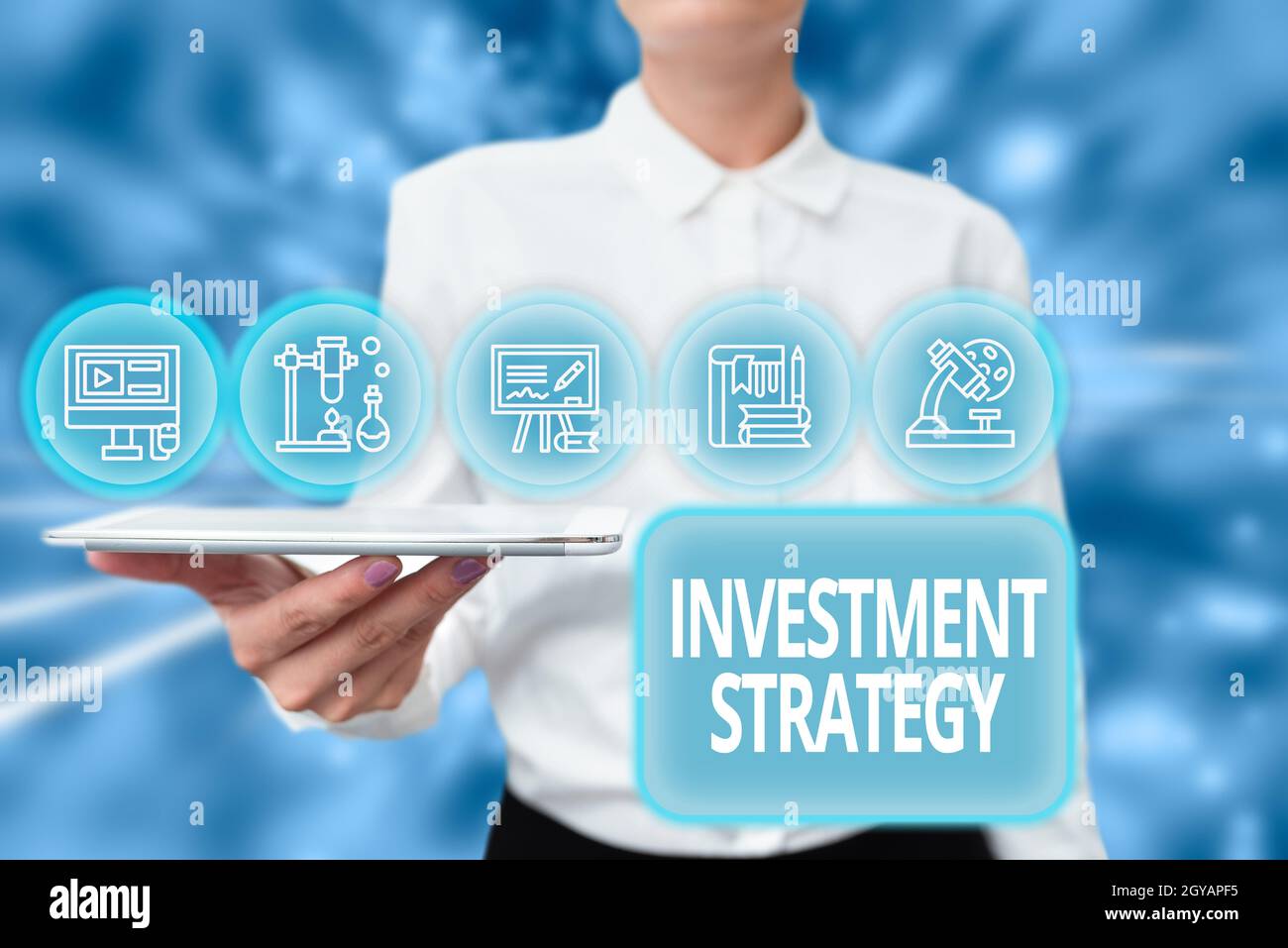 Firma che mostra la strategia di investimento, concetto del Internet il piano sistematico per allocare i beni investibili Lady uniforme mano di Tablet che presenta V Foto Stock