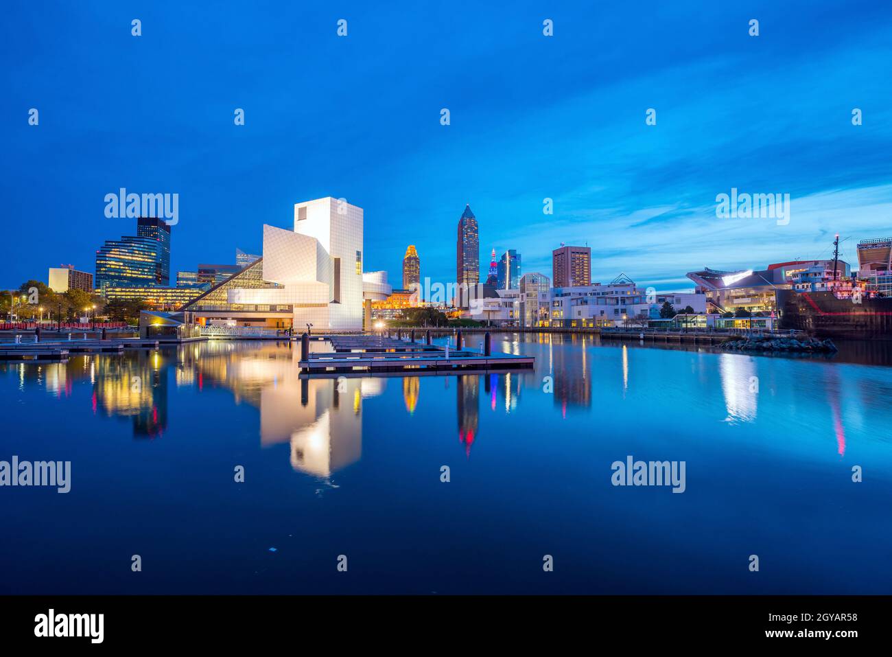 Skyline del centro di Cleveland dal lungolago in Ohio USA Foto Stock