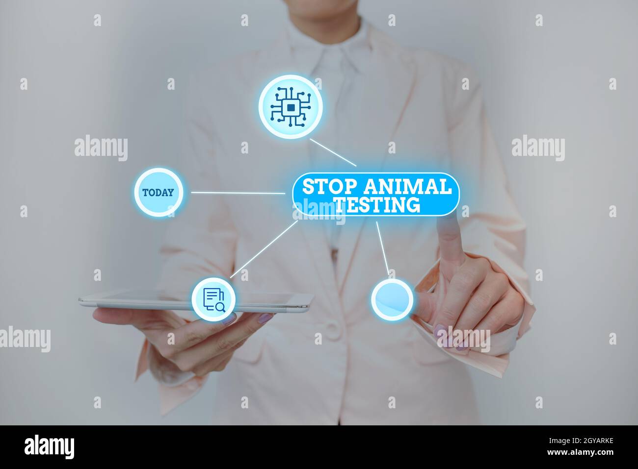 Scrittura di testo visualizzazione Stop Animal Testing, Internet Concept mettere fine alla sperimentazione animale o alla ricerca Lady Holding Tablet premere su virtuale Foto Stock