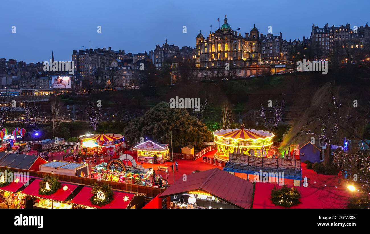 Festival invernale nella città vecchia di Edimburgo di notte, Scozia Regno Unito Foto Stock