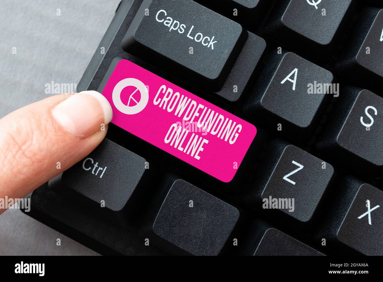 Testo di scrittura Crowdfunding Online, idea di business raccogliere piccole quantità di denaro da molti mostrando editing codici di programma del sito web, imparare nuovo Prgr Foto Stock