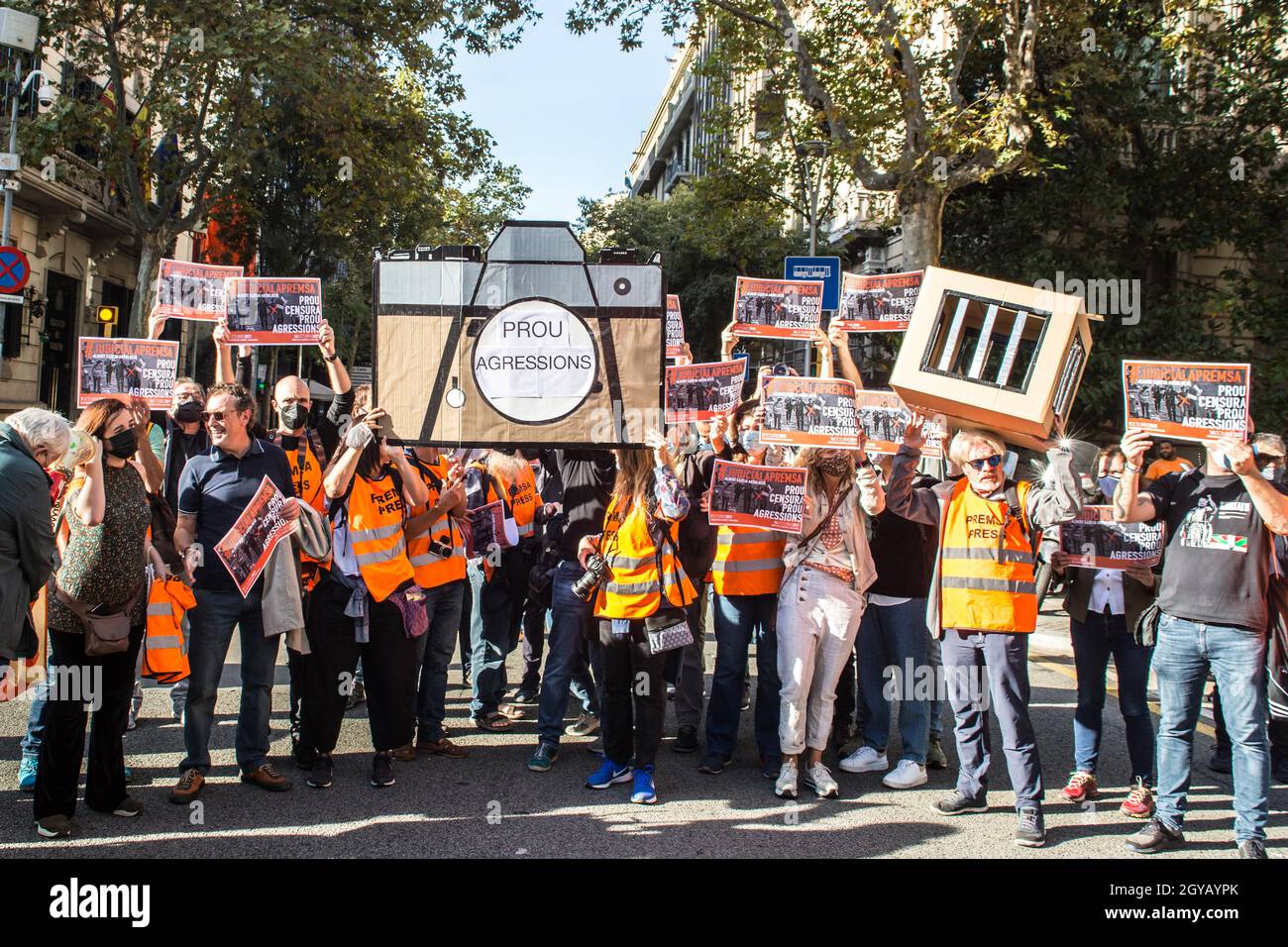 Barcellona, Catalogna, Spagna. 7 ottobre 2021. I manifestanti sono visti con una bandiera di prigione di cartone, una bandiera nella forma di una macchina fotografica che dice, abbastanza di aggressione e striscioni che dicono, Giudiziari alla stampa Albert Garcia assoluzione abbastanza di censura abbastanza di aggressione.i sindacati di stampa della Catalogna hanno convocato una manifestazione davanti alla sede della delegazione del governo a Barcellona per denunciare le continue molestie delle forze di sicurezza contro il lavoro della stampa e, in particolare, Per il caso del fotogiornalista del giornale spagnolo El Pais, Albert Garcia. Credito: Foto Stock