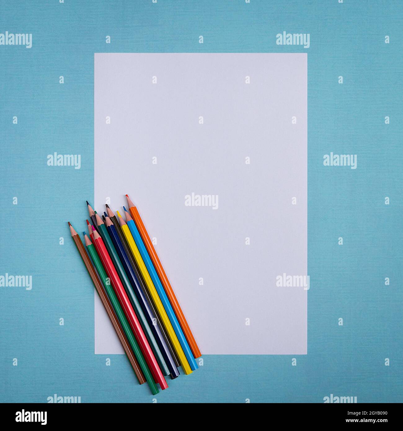 Un foglio bianco vuoto e matite colorate per disegnare su uno sfondo a  trama semplice con spazio per la copia e la scrittura. Layout, spazio  libero mockup Foto stock - Alamy