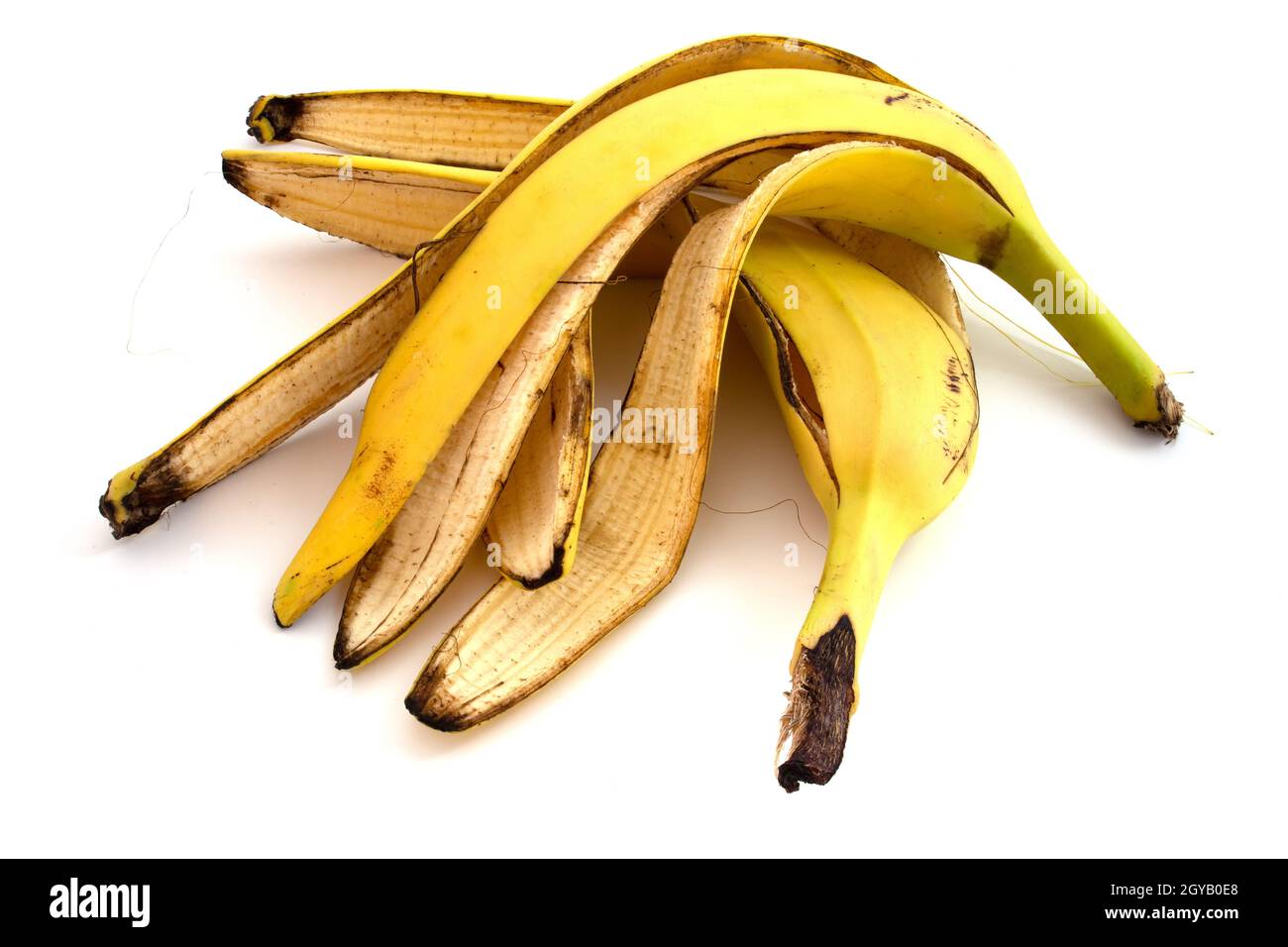 Bucce di banana isolate su sfondo bianco. Materiale per composto, fertilizzanti organici Foto Stock