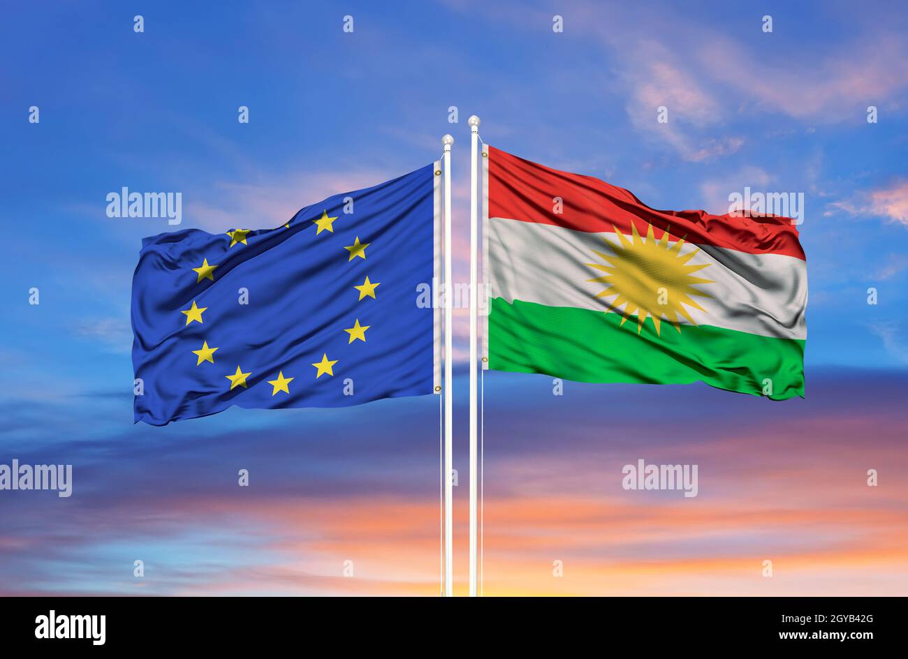 L'Unione europea e il Kurdistan due bandiere su flagpoli e cielo nuvoloso blu Foto Stock