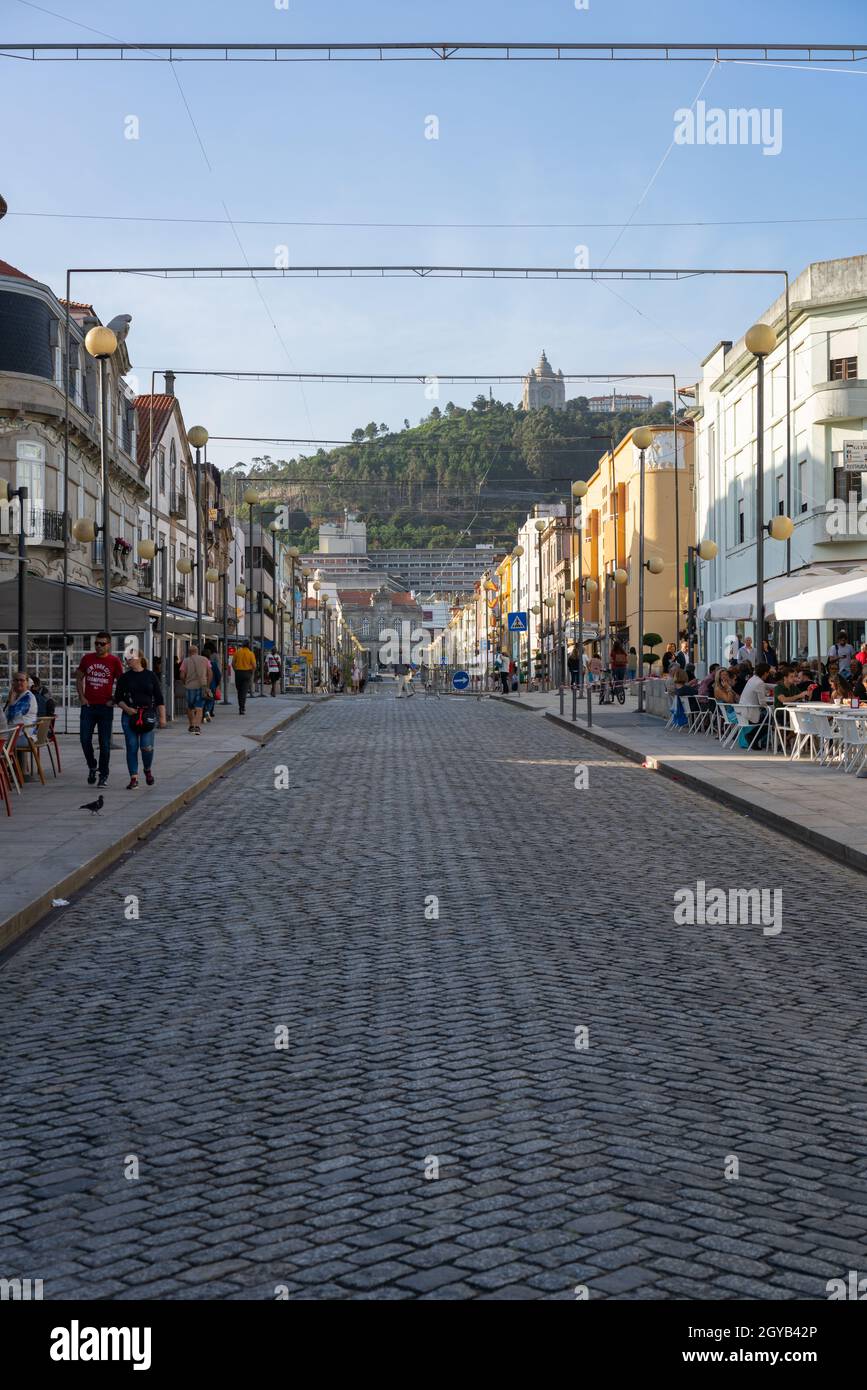 Via principale Viana do Castelo con vista sul santuario della chiesa di Santa Luzia sulla collina, in Portogallo Foto Stock