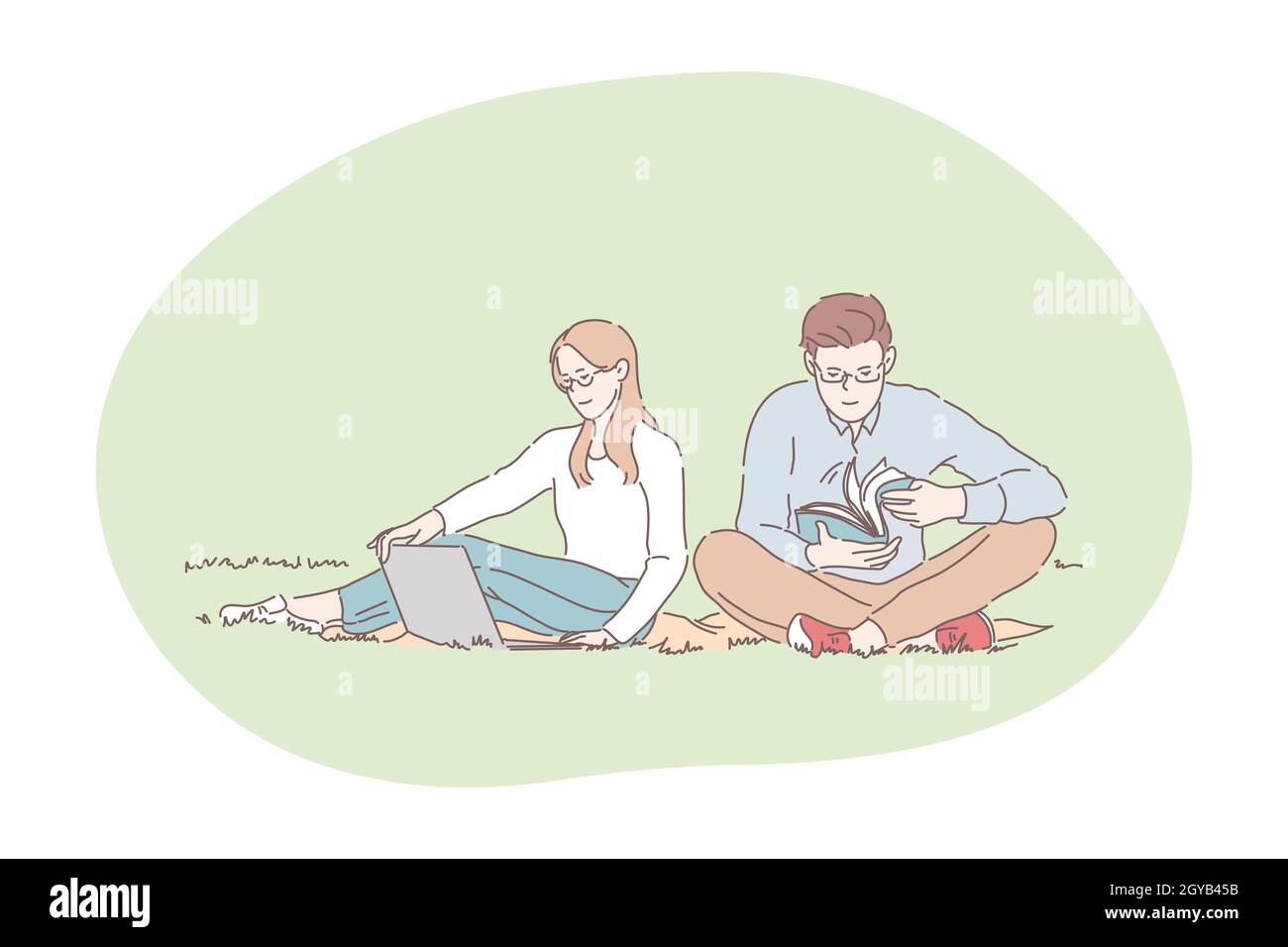 Picnic, relax, riposo nel parco con libro e laptop concetto. Giovane coppia felice seduta su coperta sull'erba nel parco pubblico e rilassante con libro A. Foto Stock