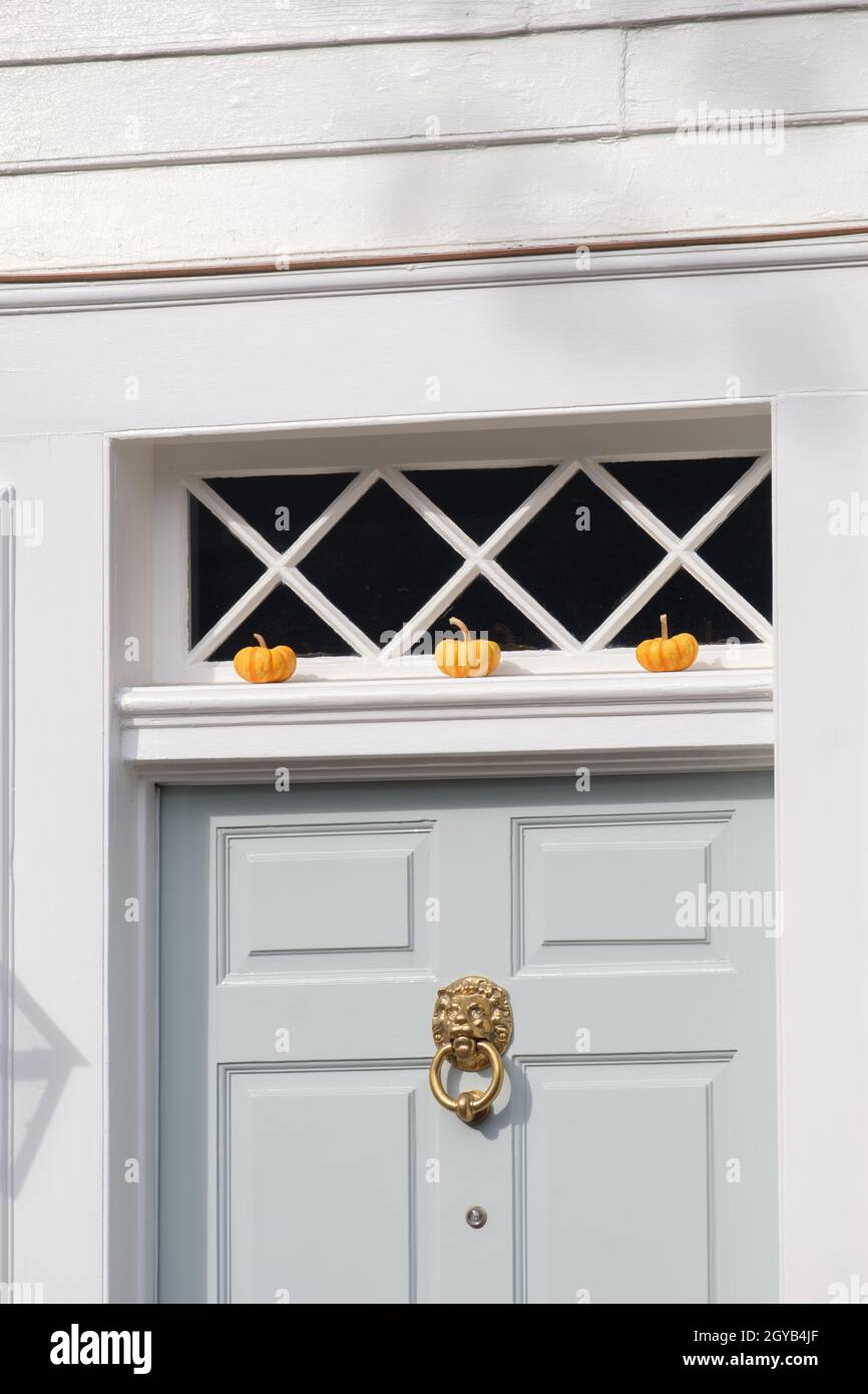 Pumpkins su Windows di Transom Foto Stock