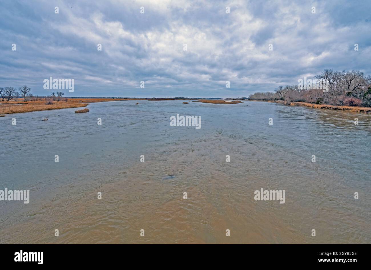 Una vista profonda di un miglio e di sei pollici del fiume Platte vicino a Kearney, Nebraska Foto Stock