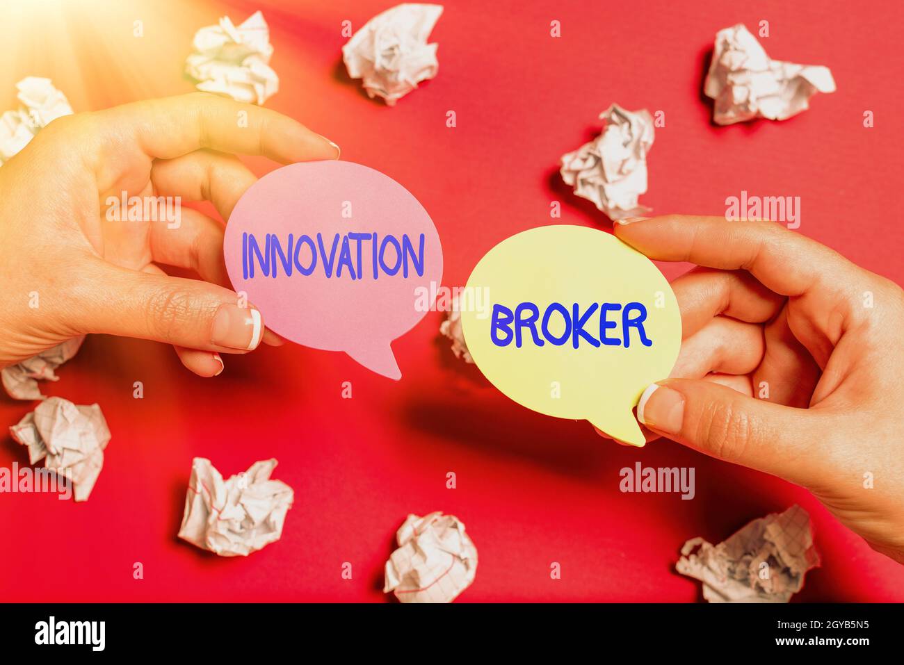Scrittura di testo visualizzazione Innovation Broker, Word per aiutare a mobilitare le innovazioni e identificare opportunità Brainstorming problemi e soluzioni Askin Foto Stock