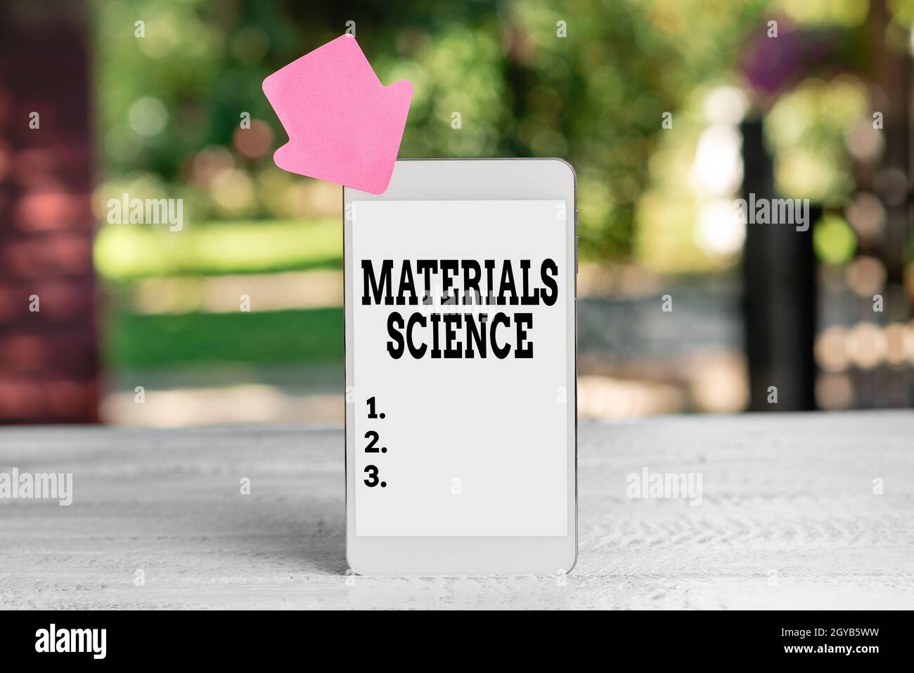 Cartello di testo che mostra materiali Scienza, Internet concetto interdisciplinare campo che coinvolge le proprietà della materia Abstract Outdoor smartphone Photograp Foto Stock