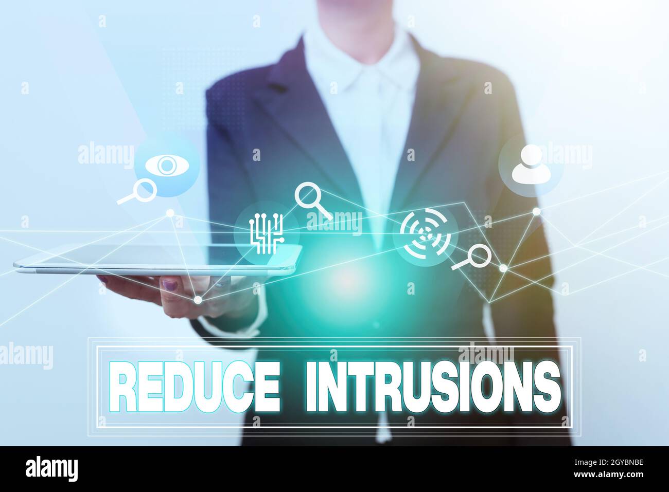 Visualizzazione concettuale Riduci le intrusioni, Word per una strategia per ridurre e monitorare i falsi tassi di allarme Donna in uniforme visualizzati dispositivi mobili futuristici Foto Stock