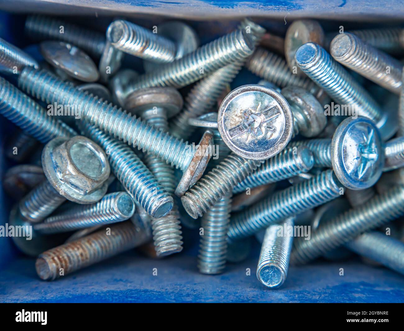 Bullone in ferro con filettatura per il serraggio del dado. Collegamento filettato delle parti con un bullone e un dado. Tecnologia di fissaggio delle parti. Accessori per fabbro. B Foto Stock