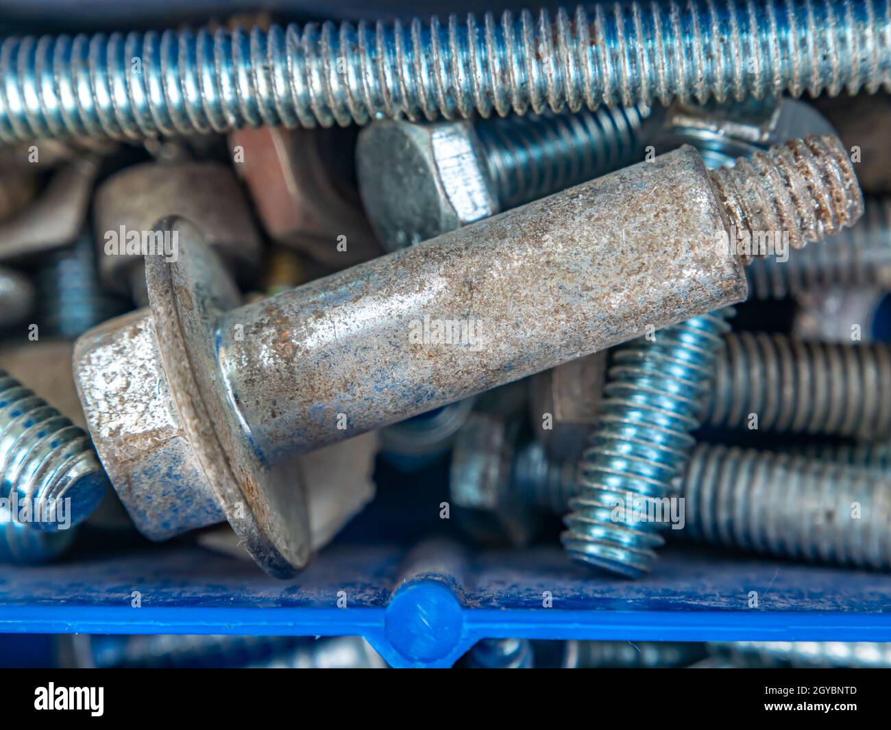 Bullone in ferro con filettatura per il serraggio del dado. Collegamento filettato delle parti con un bullone e un dado. Tecnologia di fissaggio delle parti. Accessori per fabbro. B Foto Stock