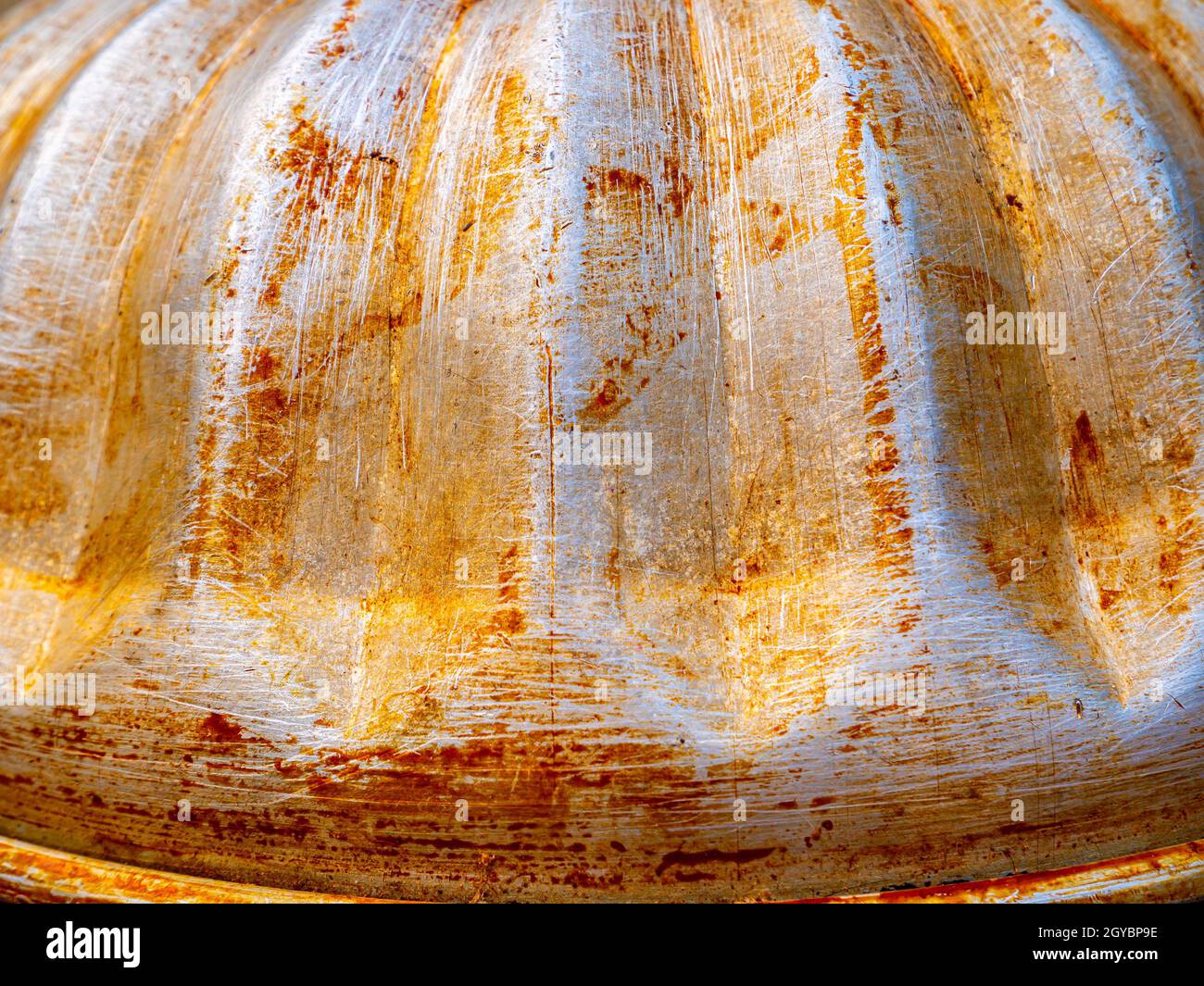 Stoviglie in alluminio per la cottura in forno. Teglia da forno in alluminio fatta di pasta di farina. Tavolo da cucina in legno. Cucina domestica. Strumento per panettiere. Attrezzatura di cottura. C Foto Stock