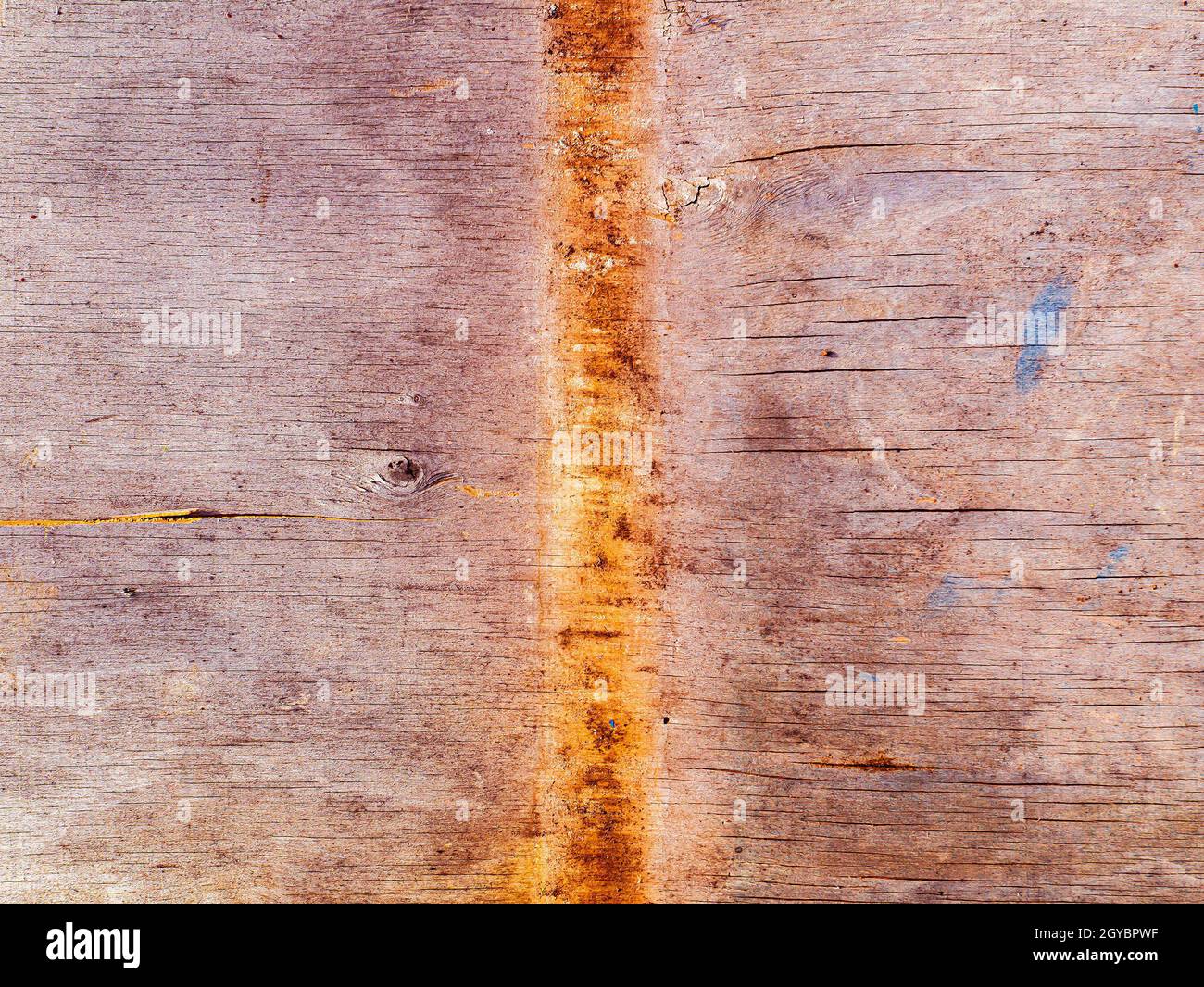 Struttura sbiadita di una superficie in legno con macchie arrugginite. Macchie di metallo arrugginite su una tavola di legno. Tosse di un albero. Processo di invecchiamento. Immagine di sfondo. Plac Foto Stock