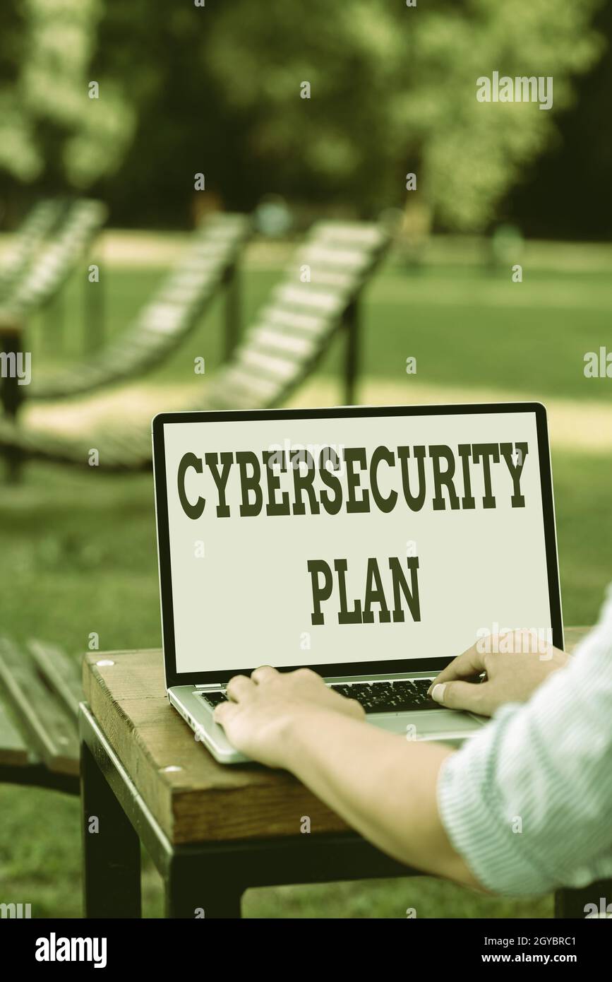 Cartello di testo che mostra Cybersecurity Plan, Internet Concept techniques of Protecting computer and system from attacks Online Jobs and Working remotamente Conn Foto Stock