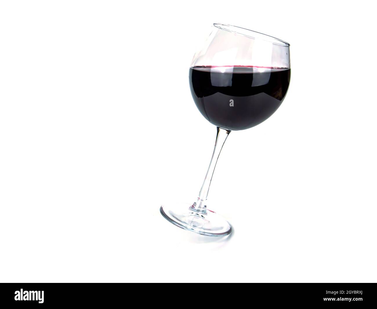 Calice a caduta con vino rosso su sfondo bianco. Un tuffo di vino. Calice in vetro. Piatti per bevande alcoliche. Piatti per bevande a basso contenuto alcolico. Restau Foto Stock