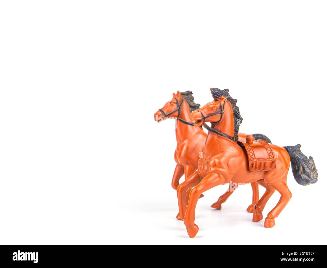 Un paio di cavalli marroni con manna nera su sfondo bianco. Coppia di cavalli. Animali domestici. Allevamento di bestiame. Horse e mare. Giocattoli per bambini animali. Sfondo bianco Foto Stock