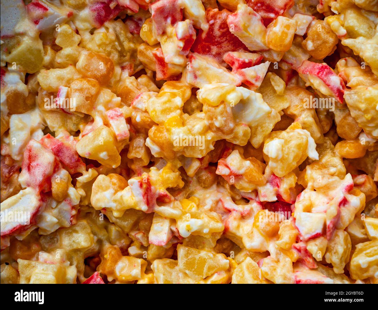 Insalata di verdure con mais e bastoncini di granchio in maionese. Mais giallo. Carne di granchio. Maionese salsa condimento. Insalata di piatti. Cucina domestica. Menu di piatti. Foto Stock