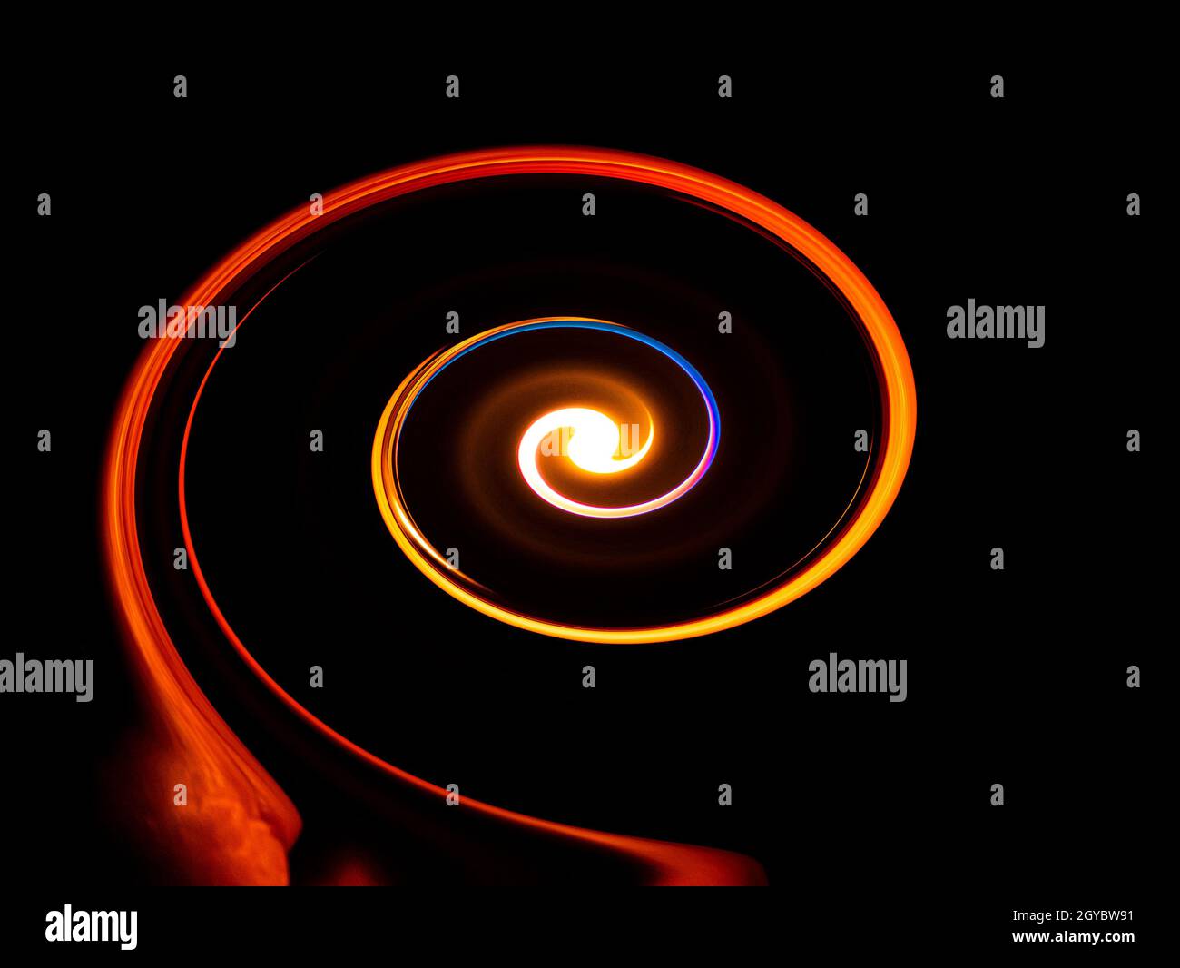 Illustrazione di un ciclo di fuoco su sfondo nero. Idromassaggio Fiery. Immagine di sfondo. Astrazione cosmica. Posiziona per testo. Spazio cosmico. Fantastico il Foto Stock