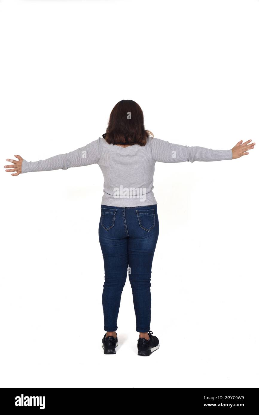 ritratto completo di una donna con braccia tese isolate su bianco Foto Stock