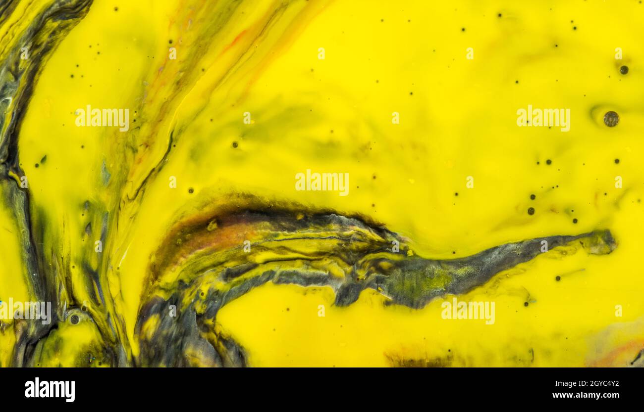 Scatto di un dipinto astratto giallo con fratture nere Foto Stock