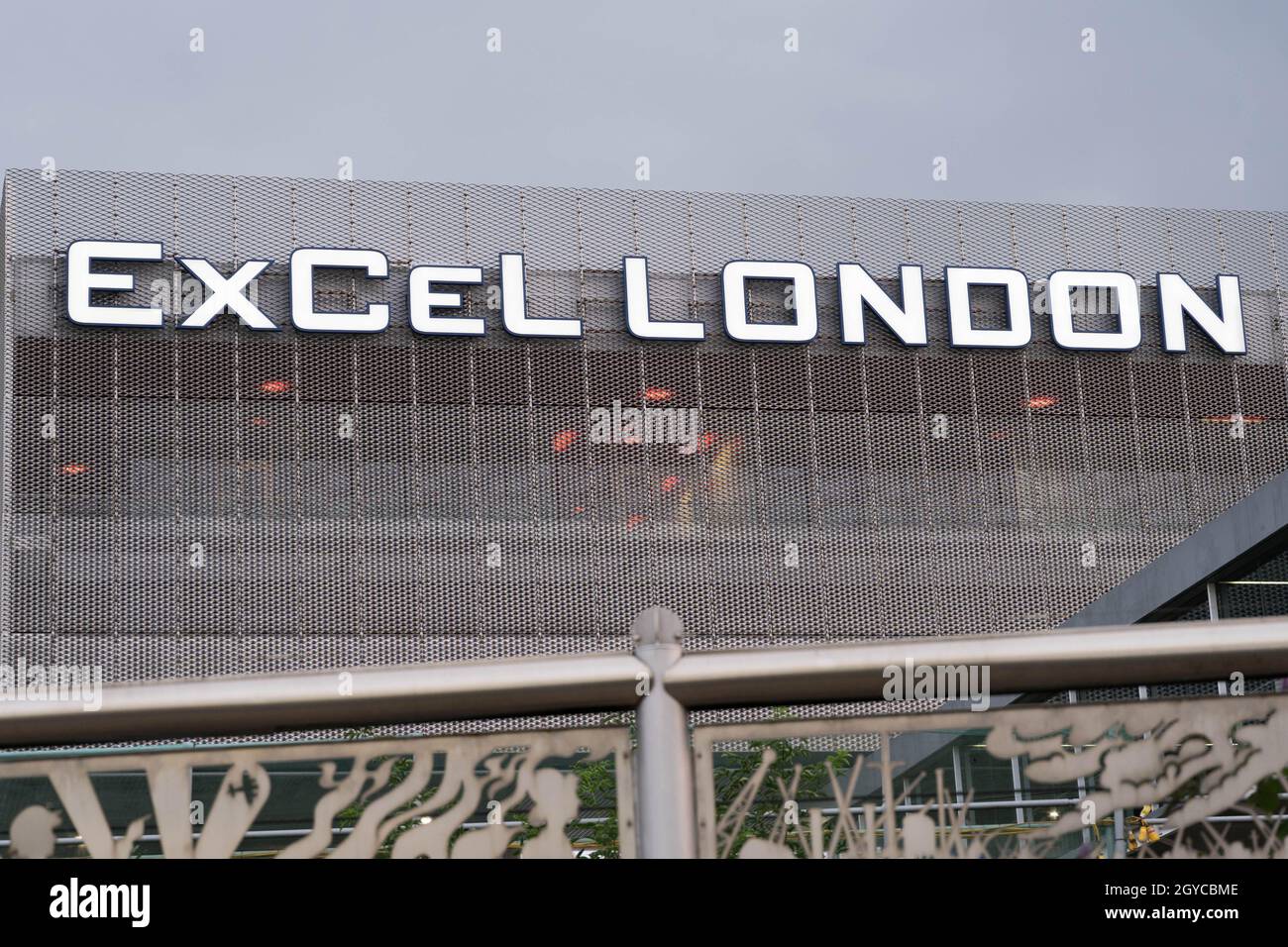 Vista esterna di Excel London con il suo logo, marchio sulla parte superiore dell'edificio Inghilterra UK Europe Foto Stock
