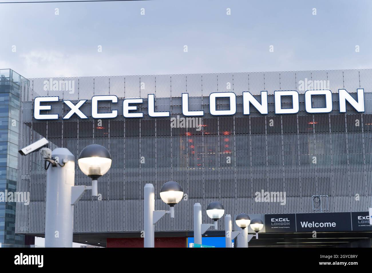 Logo Excel London e nuovissimo in cima alla costruzione East London Inghilterra Regno Unito Europa Foto Stock