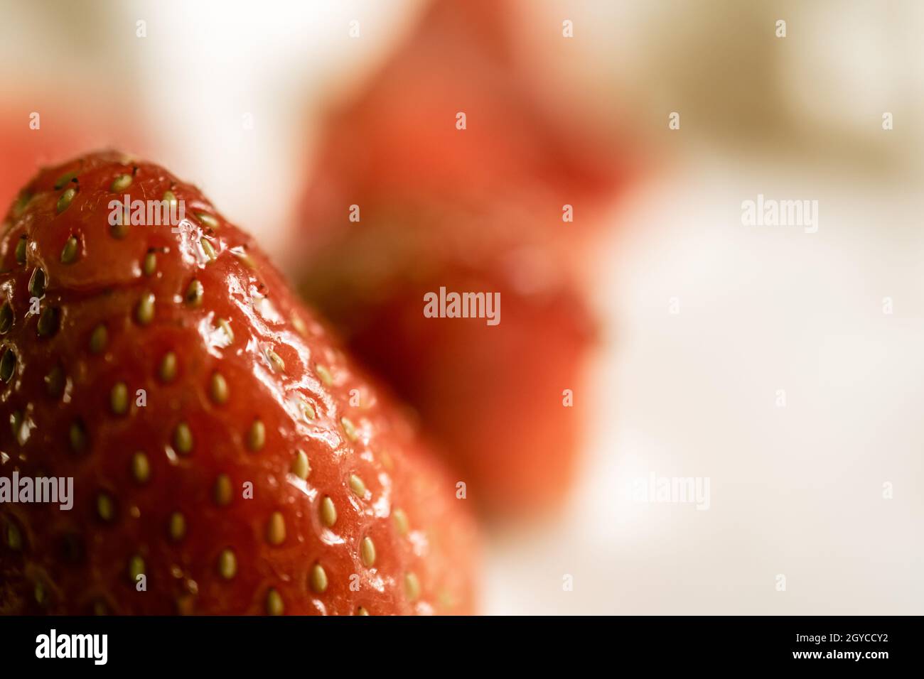 Un primo piano in ricchi colori di fragole e gelato. Uno sfondo sfocato Foto di alta qualità Foto Stock