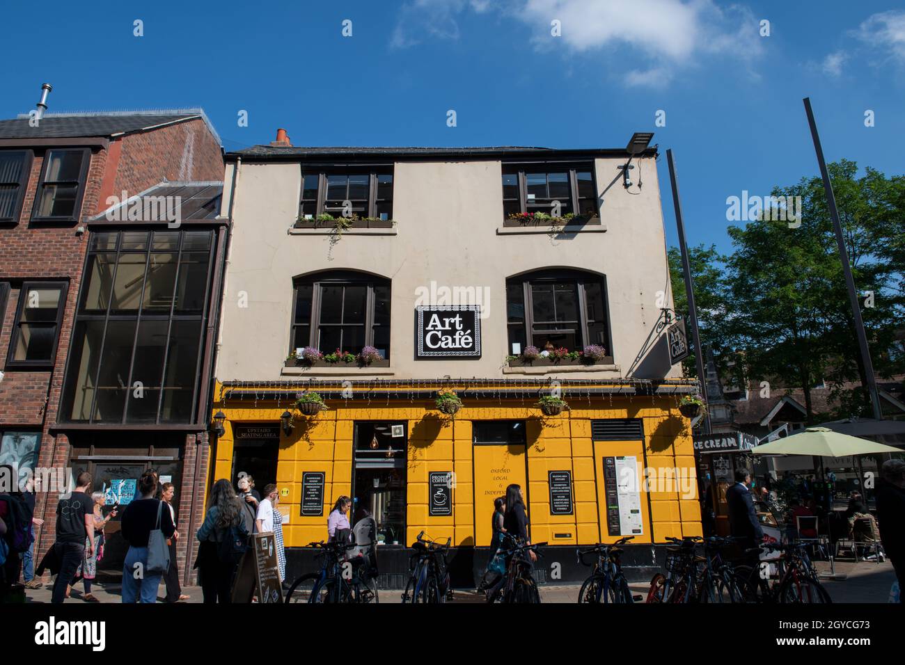 Caffetteria luminosa sulle strade di Oxford Foto Stock