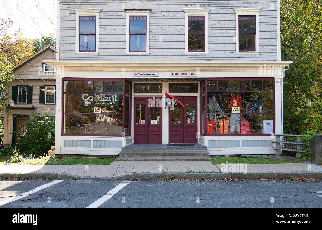 Uno storico negozio di fronte (negozio di abbigliamento) su una strada laterale di Chester, Massachusetts, USA Foto Stock