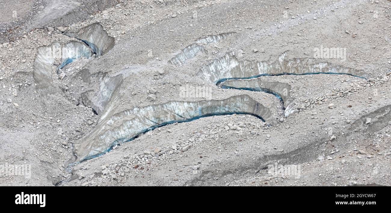 Particolare del ghiacciaio Oberaletsch nelle Alpi svizzere, che mostra la crepa blu o crepaccio. Foto Stock