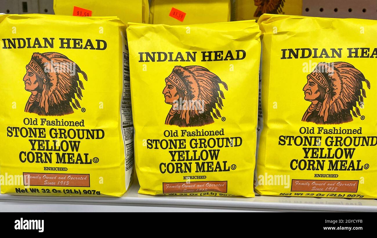 Indian Head Brand Corn Meal for sale on a Grocery Store shelf, 2021, USA Foto Stock