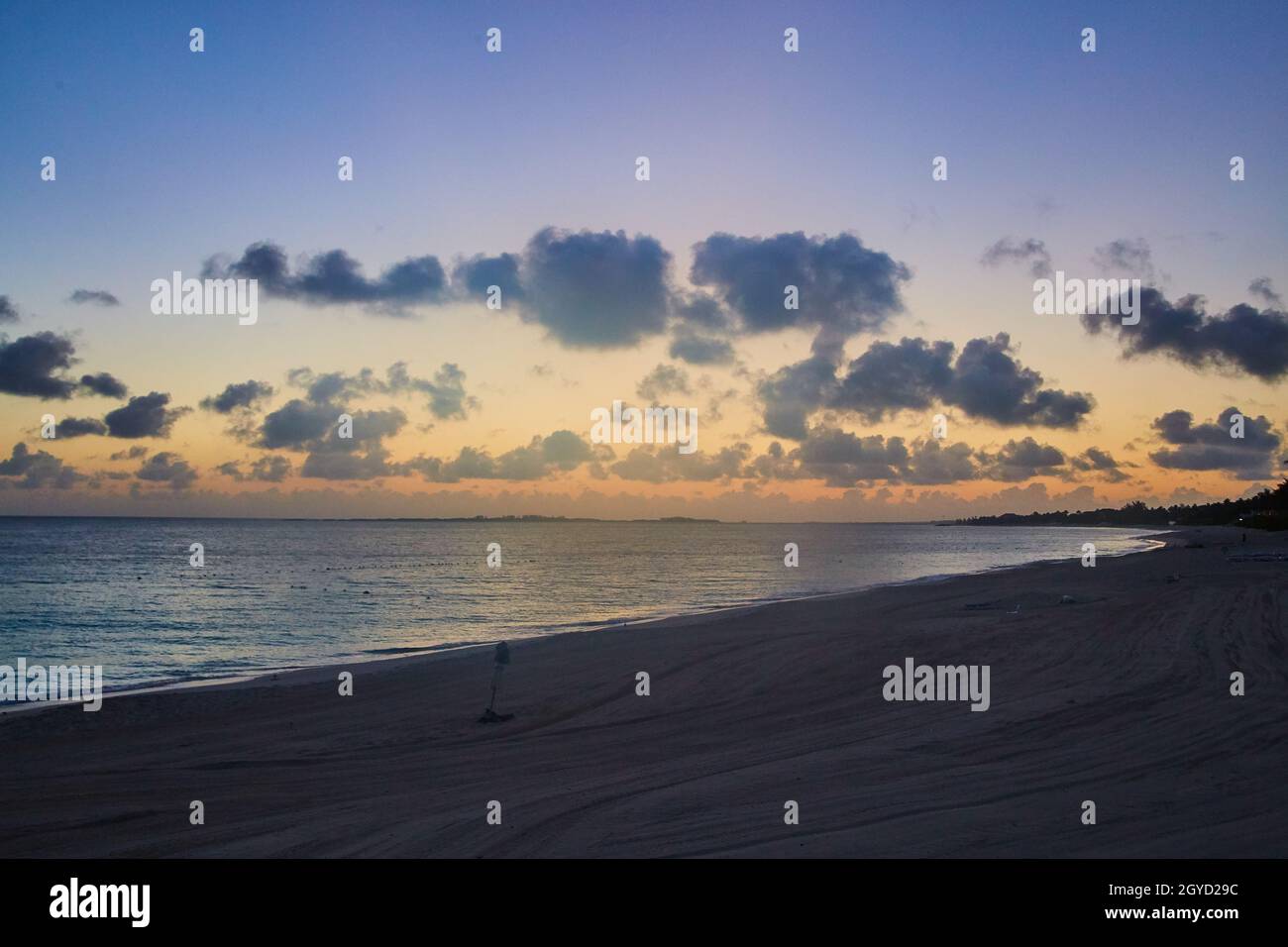 Paesaggio di spiaggia di oceano con tramonto e nuvole avvistate Foto Stock