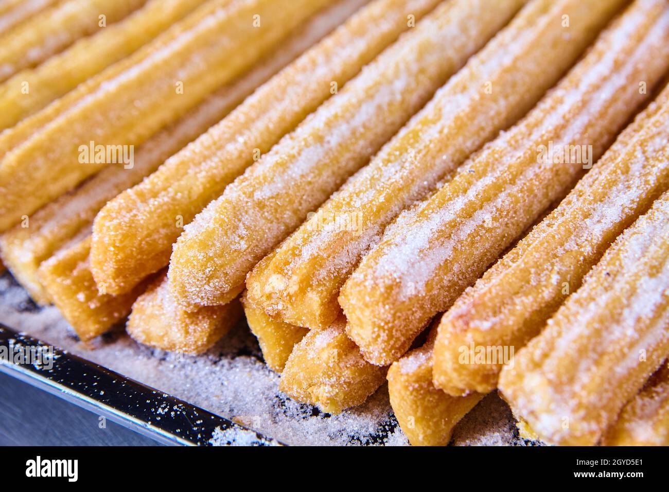 Vassoio di churros messicani appena sfornati ricoperti di zucchero Foto Stock