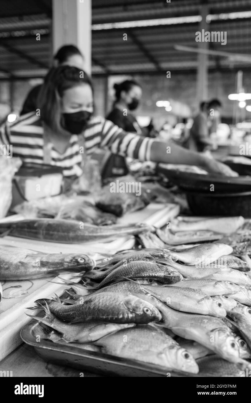 LOEI, THAILANDIA - 01 ottobre 2021: Un colpo verticale di un mercato locale in Isaan, Thailandia nord-orientale Foto Stock