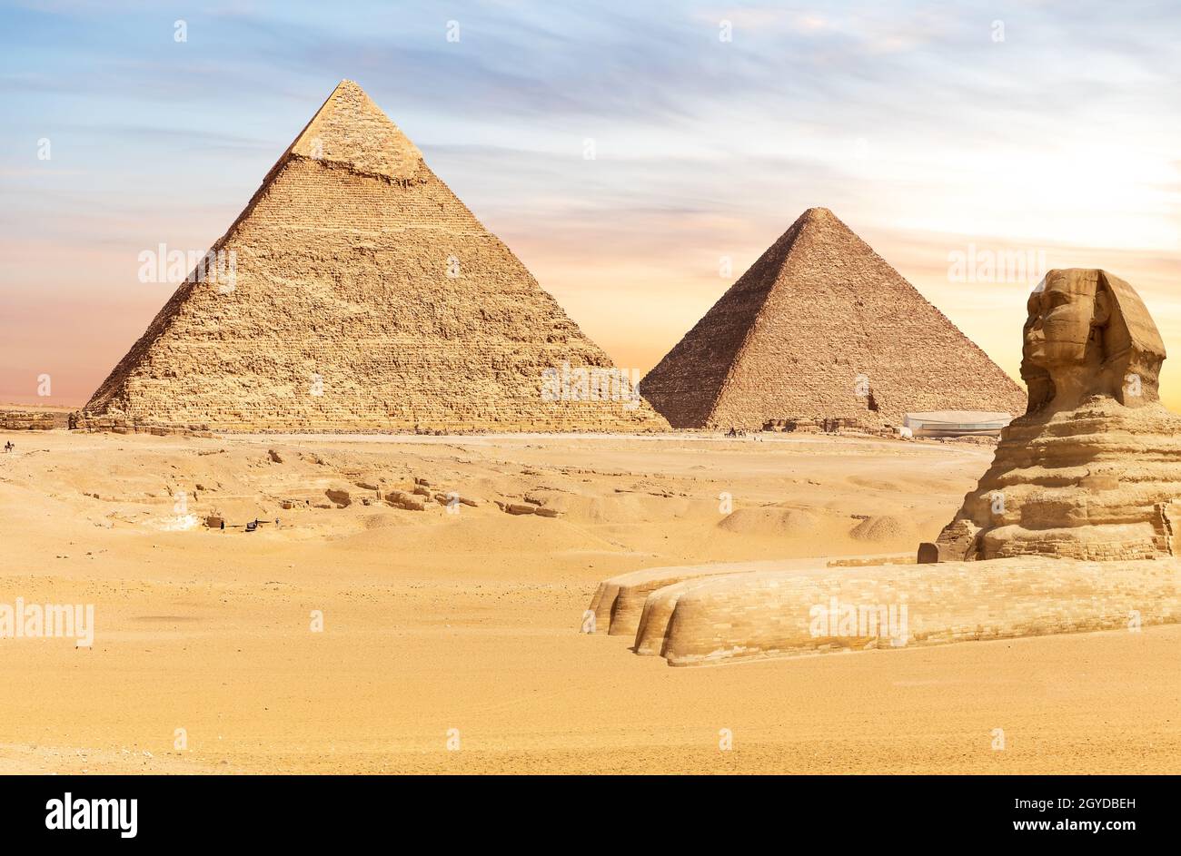 Famose Piramidi d'Egitto e la Grande Sfinge, Giza. Foto Stock