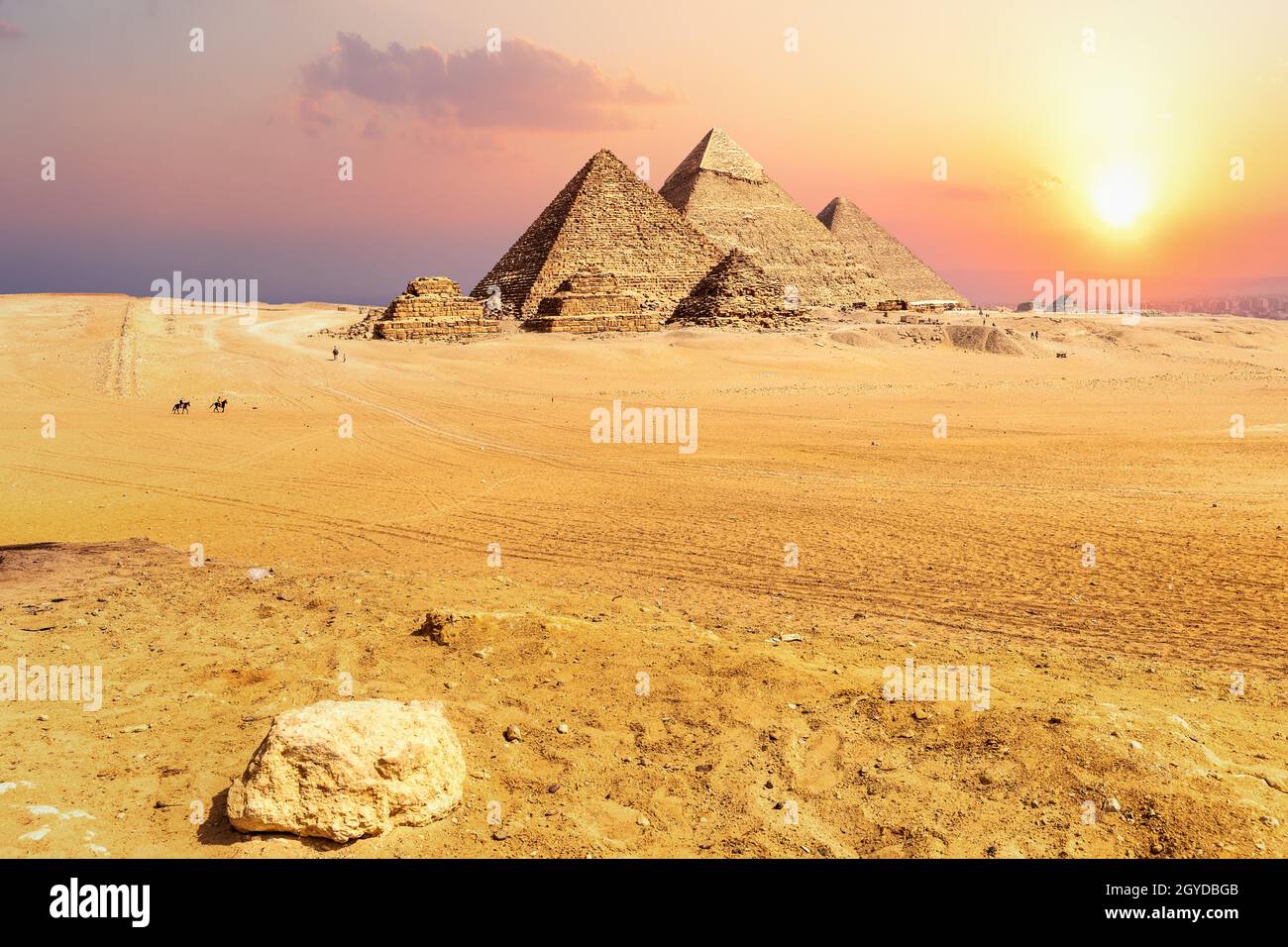Famose Piramidi d'Egitto al tramonto, Giza. Foto Stock