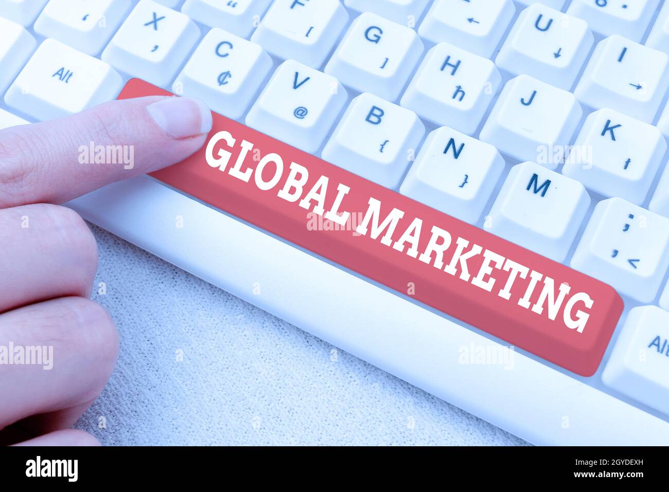 Testo che mostra ispirazione Global Marketing, Business Overview azienda vende gli stessi prodotti al mercato globale in connessione con gli amici online, facendo Foto Stock