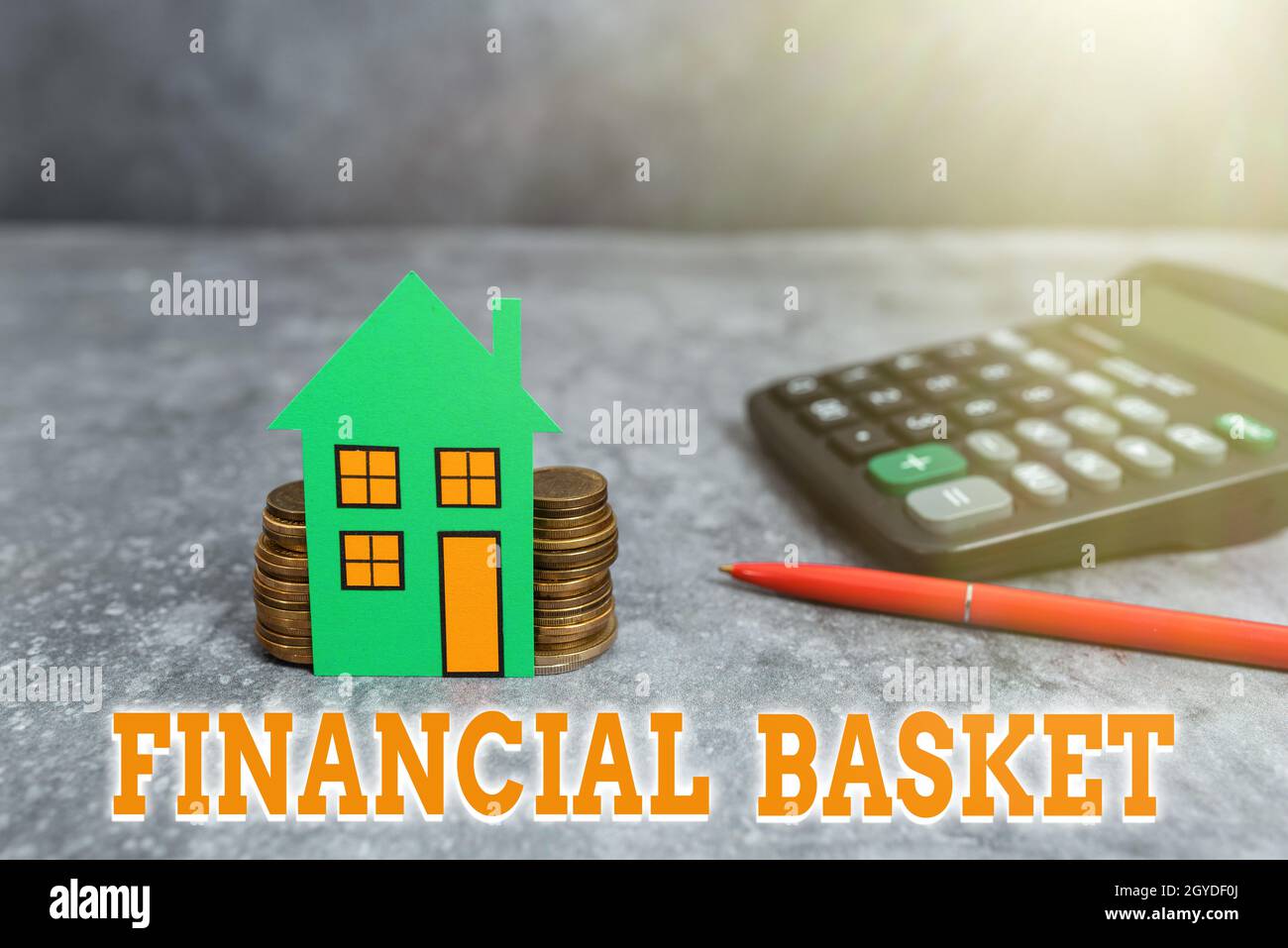 Scrittura visualizzazione testo Basket finanziario, Gruppo di Business idea di titoli creati per l'acquisto o la vendita simultanea Computing House Upgrade Budget, New H Foto Stock