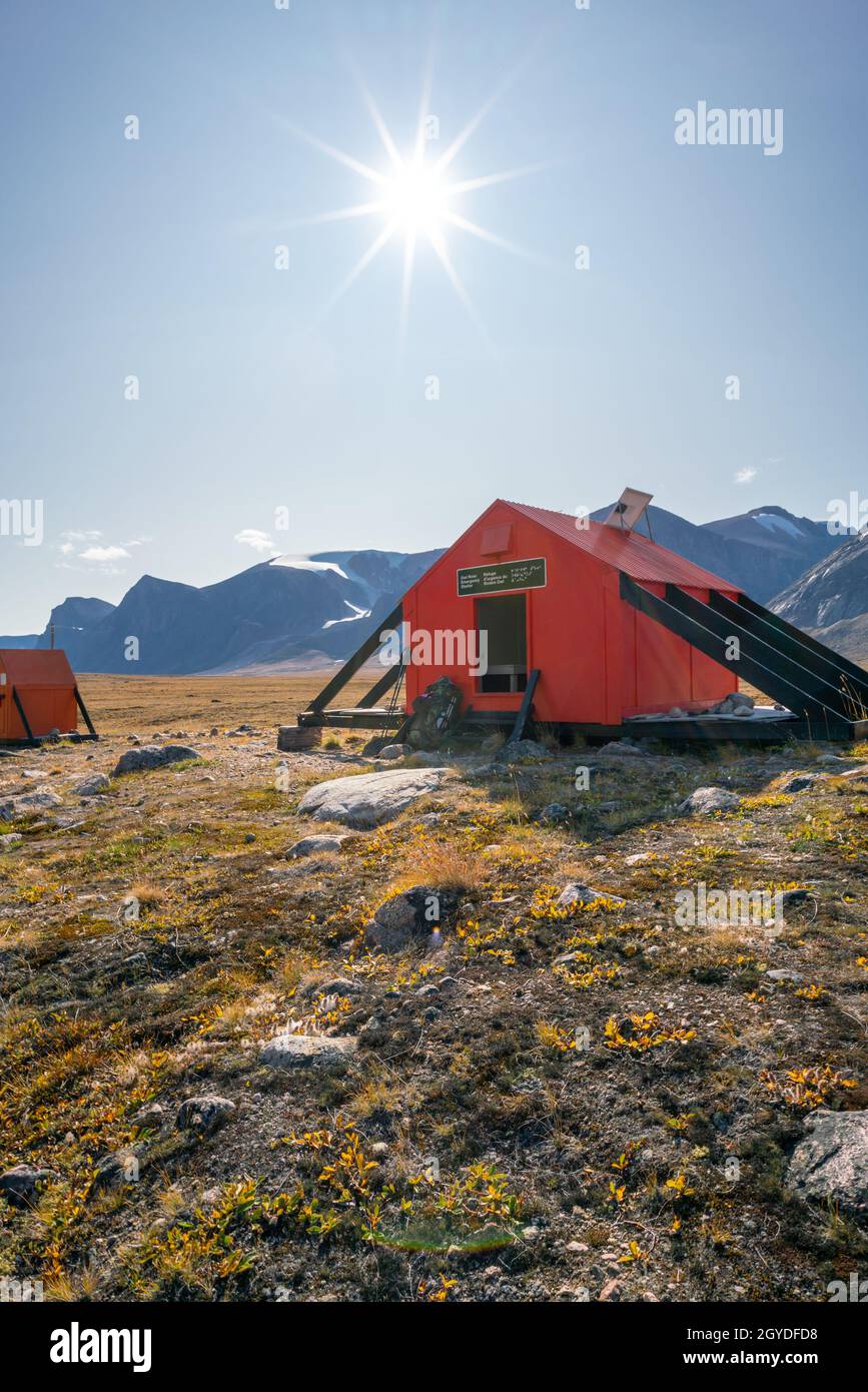 Colpo verticale di Owl River riparo di emergenza in remoto deserto artico con uno zaino davanti ad esso. Giornata di sole nella valle del Passo di Akshayuk, Auyuittuq Foto Stock