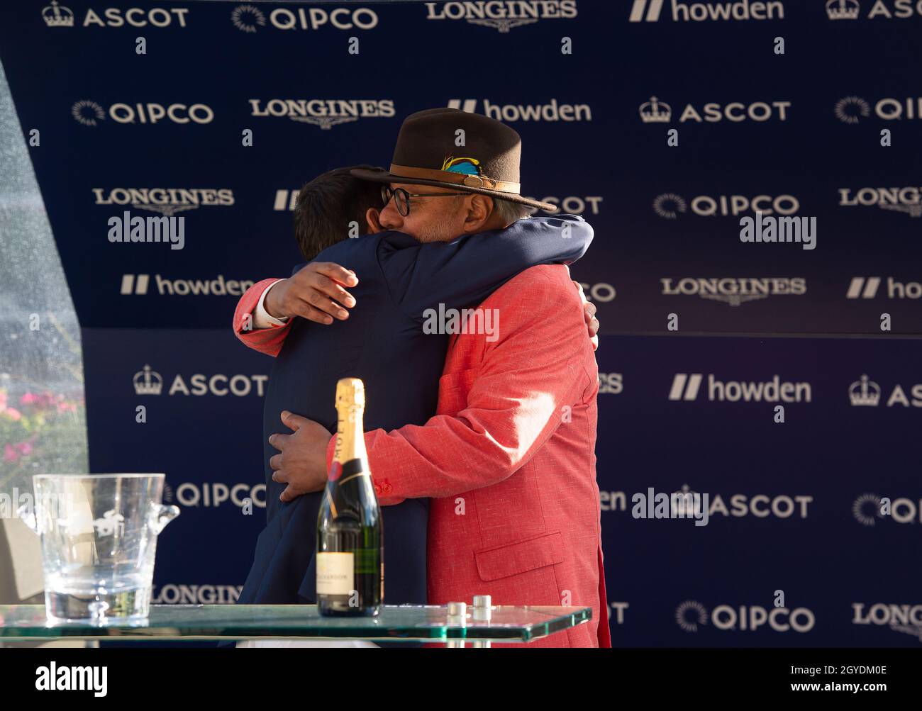 Ascot, Berkshire, Regno Unito. 1 ottobre 2021. Frankie Dettori fa le presentazioni ai proprietari e ai formatori vincenti di cavallo Rajinsky. Jockey Pierre-Louis Jamin ha vinto i 25 anni da Frankie's Magnificent Seven handicap Stakes sul cavallo Rajinsky. Proprietario Sig. R S Matharu. Istruttore Dascombe, Malpas. Allevatore Elaine Marie Smith. Sponsor NAF. Credit: Maureen McLean/Alamy Foto Stock Ascot, Berkshire, Regno Unito. 1 ottobre 2021. Frankie Dettori fa le presentazioni ai proprietari e ai formatori vincenti di cavallo Rajinsky. Jockey Pierre-Louis Jamin ha vinto i 25 anni da Frankie's Magnificent Seven handicap Stakes sul cavallo Rajinsky. Proprietario Sig. R S Matharu. Istruttore Dascombe, Malpas. Allevatore Elaine Marie Smith. Sponsor NAF. Credit: Maureen McLean/Alamy Foto Stock