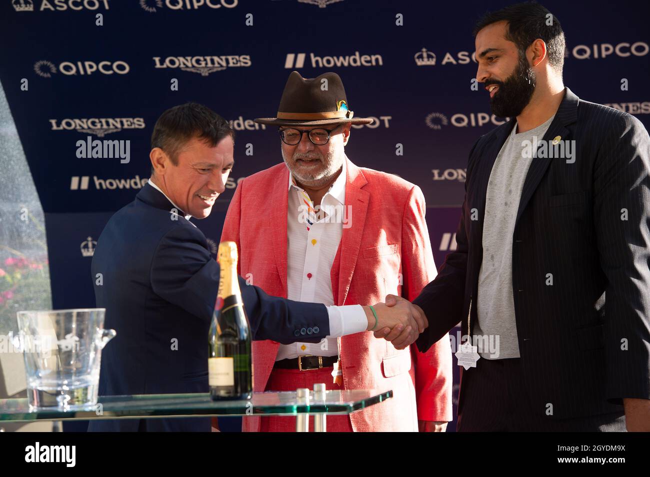 Ascot, Berkshire, Regno Unito. 1 ottobre 2021. Frankie Dettori fa le presentazioni ai proprietari e ai formatori vincenti di cavallo Rajinsky. Jockey Pierre-Louis Jamin ha vinto i 25 anni da Frankie's Magnificent Seven handicap Stakes sul cavallo Rajinsky. Proprietario Sig. R S Matharu. Istruttore Dascombe, Malpas. Allevatore Elaine Marie Smith. Sponsor NAF. Credit: Maureen McLean/Alamy Foto Stock Ascot, Berkshire, Regno Unito. 1 ottobre 2021. Frankie Dettori fa le presentazioni ai proprietari e ai formatori vincenti di cavallo Rajinsky. Jockey Pierre-Louis Jamin ha vinto i 25 anni da Frankie's Magnificent Seven handicap Stakes sul cavallo Rajinsky. Proprietario Sig. R S Matharu. Istruttore Dascombe, Malpas. Allevatore Elaine Marie Smith. Sponsor NAF. Credit: Maureen McLean/Alamy Foto Stock
