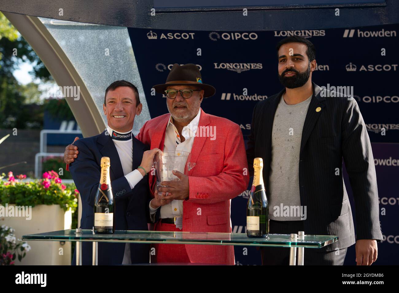 Ascot, Berkshire, Regno Unito. 1 ottobre 2021. Frankie Dettori fa le presentazioni ai proprietari e ai formatori vincenti di cavallo Rajinsky. Jockey Pierre-Louis Jamin ha vinto i 25 anni da Frankie's Magnificent Seven handicap Stakes sul cavallo Rajinsky. Proprietario Sig. R S Matharu. Istruttore Dascombe, Malpas. Allevatore Elaine Marie Smith. Sponsor NAF. Credit: Maureen McLean/Alamy Foto Stock Ascot, Berkshire, Regno Unito. 1 ottobre 2021. Frankie Dettori fa le presentazioni ai proprietari e ai formatori vincenti di cavallo Rajinsky. Jockey Pierre-Louis Jamin ha vinto i 25 anni da Frankie's Magnificent Seven handicap Stakes sul cavallo Rajinsky. Proprietario Sig. R S Matharu. Istruttore Dascombe, Malpas. Allevatore Elaine Marie Smith. Sponsor NAF. Credit: Maureen McLean/Alamy Foto Stock